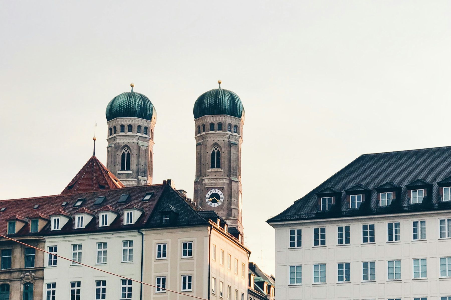 Türme der Frauenkirche über der Altstadt