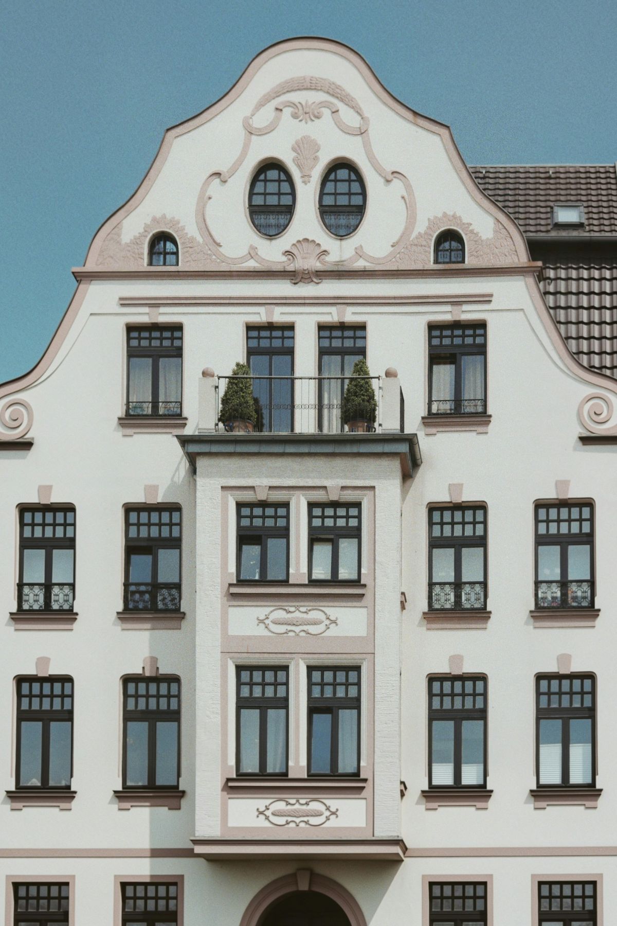 Helle Altbaufassade mit Balkon